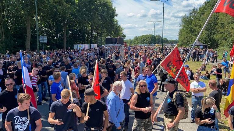 Duizenden demonstrerende boeren bij het RIVM. (Foto: Peter Huting / RTV Utrecht)