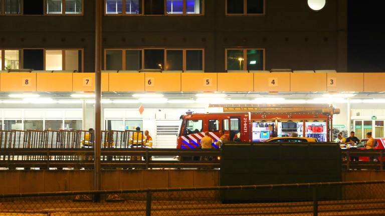 Rond elf uur arriveerden de hulpdiensten bij het postsorteercentrum (foto: Bart Meesters).