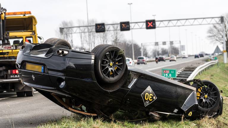 Ferrari vliegt uit bocht op A58 (archieffoto: Jack Brekelmans).