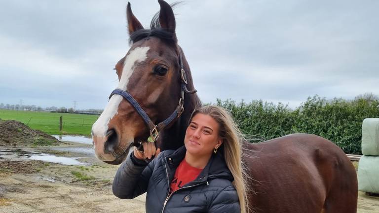 Levana Kraus met haar paard Kolkide.