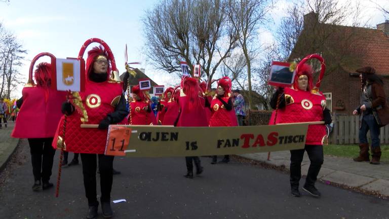 Een loopgroep tijdens de laatste optocht in Oijen in 2019.