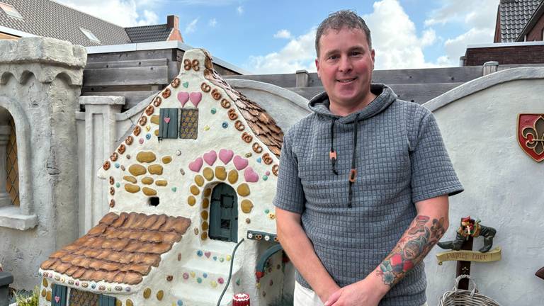 Efteling-fan Michel bouwde snoephuisje Hans en Grietje in zijn achtertuin