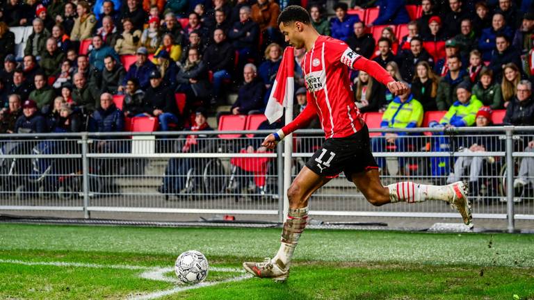 Gakpo neemt een hoekschop op het drassige veld