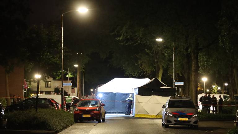 De politie tijdens haar onderzoek na de schietpartij in Uden (foto: Marco van den Broek/SQ Vision).