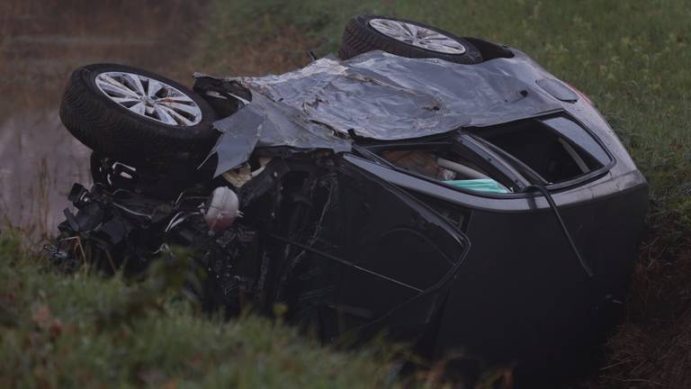 Bij een ongeluk op de Millseweg in Beers zijn donderdagmiddag rond vier uur twee inzittenden van een auto gewond geraakt