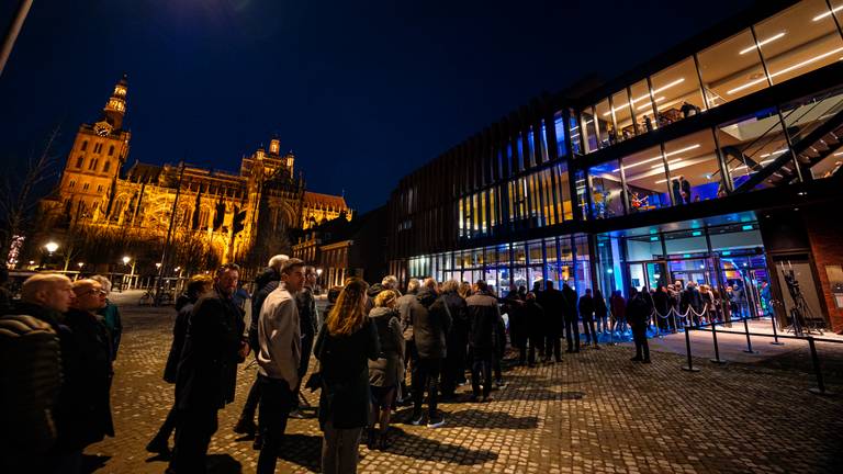 Een lange rij voor het theater (Foto: Theater aan de Parade) 