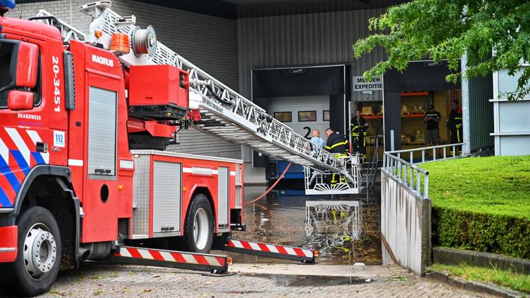 Bij een bedrijf aan de Pauvreweg in Etten-Leur moest de brandweer water wegpompen (Foto: Tom van der Put).