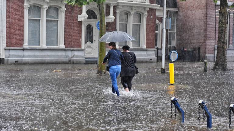 Straten in Brabant stonden dinsdag blank (foto: Toby de Kort/SQ Vision).