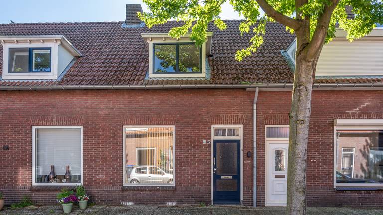 Dit huis moest minimaal twee ton opleveren (foto: Debbie Mels Lommers Makelaars)