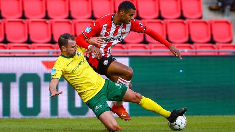 Roel Janssen van Fortuna in duel met PSV'er Cody Gakpo (foto: Orange Pictures).