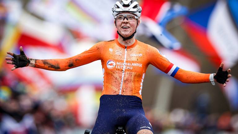 Fem van Empel oppermachtig naar tweede wereldtitel veldrijden op rij