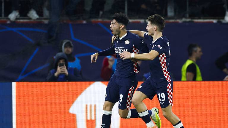 Ricardo Pepi viert samen met Esmir Bajraktarevic de gelijkmaker tegen Olympiakos (Foto: ANP)