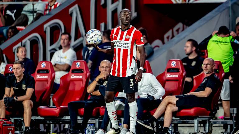 Jordan Teze mocht invallen bij PSV (foto: Marcel van Dorst).