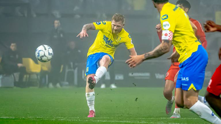 Richard van der Venne scoort de 1-0 voor RKC (foto: Marcel van Dorst).