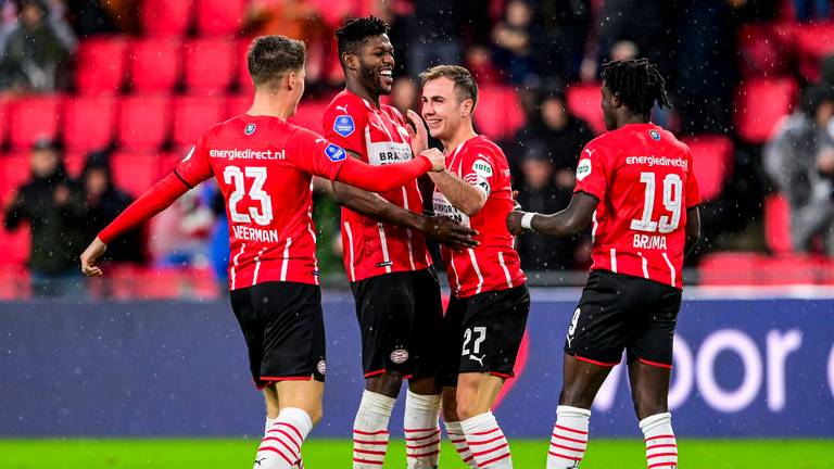 Blije gezichten bij de PSV-spelers na de 2-1 (Foto: ANP)