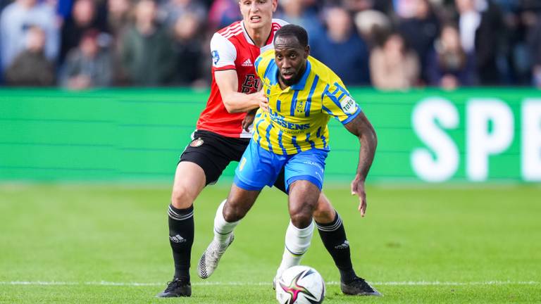 Vurnon Anita knokt zich voorbij Feyenoord-middenvelder Guus Til (foto: Orange Pictures).