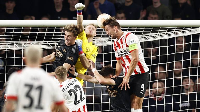 Luuk de Jong kopt PSV op 2-0 (Foto: ANP)