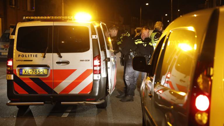 De verwarde man werd aangehouden op de Kalsdonksestraat in Roosendaal (foto: Christian Traets/SQ Vision).