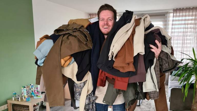 Jurgen kreeg niet alleen geld via de actie, maar ook een berg kleding. (Foto: Rosemarijn Haima)