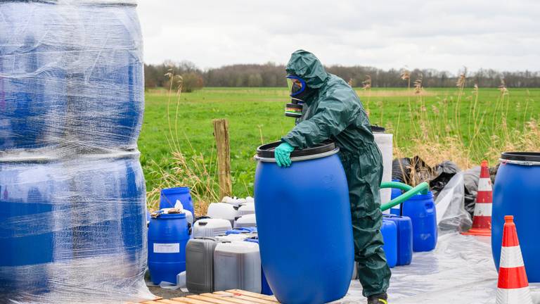 Gedumpt drugsafval langs het Klein Overveldsepad in Breda (archieffoto: Tom van der Put/SQ Vision).