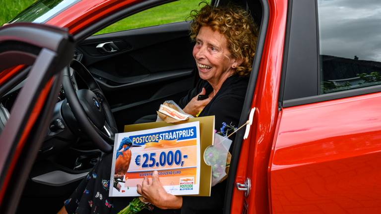 Dubbelslag voor Marianne met geldprijs én een auto (Foto: Postcode Loterij).