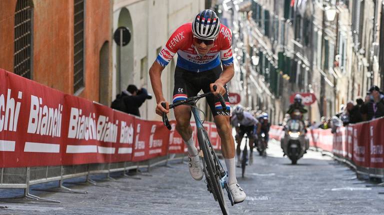 Felle demarrage van Mathieu van der Poel in Strade Bianche (Foto: ANP/Zuma Press). 