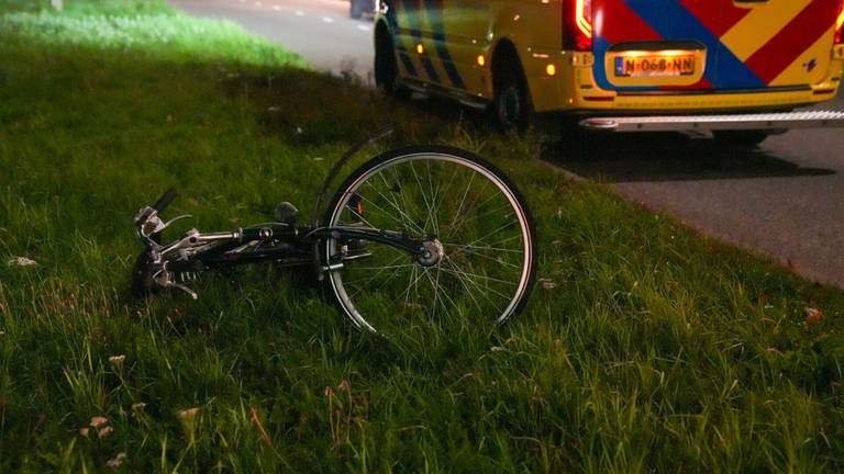 Fietser (17) aangereden en gewond achtergelaten op weg in Helmond