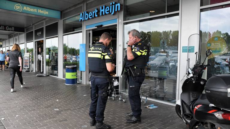 Agenten voor de Albert Heijn aan de Dalempromenade in Tilburg (foto: Toby de Kort/SQ Vision).