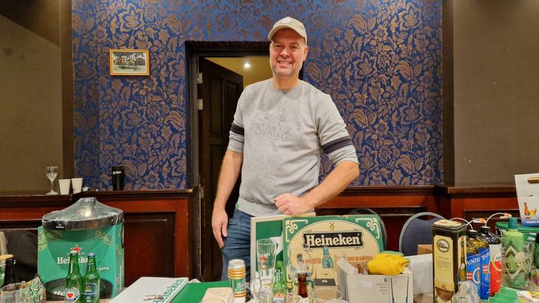 Willem bij zijn verzameling van Heineken (foto: Tom Berkers).