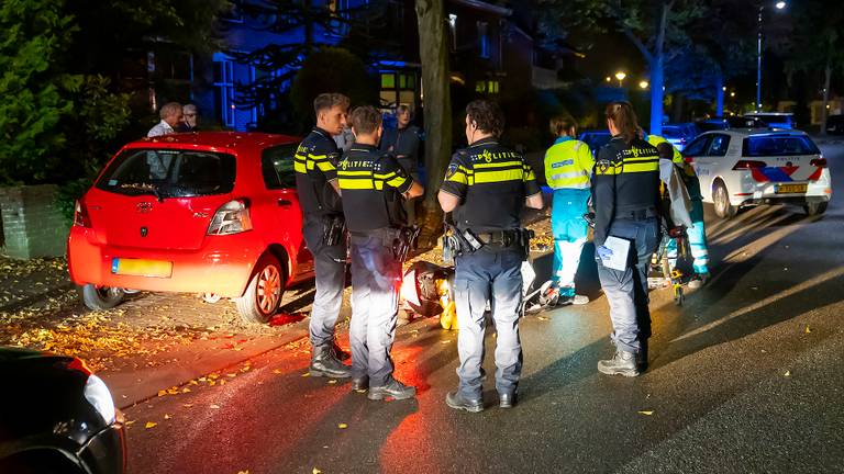 Scooterrijder botst op geparkeerde auto's in Oss