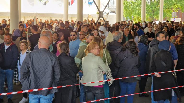 De wachttijd zaterdagochtend: ruim twee uur (foto: Noël van Hooft)