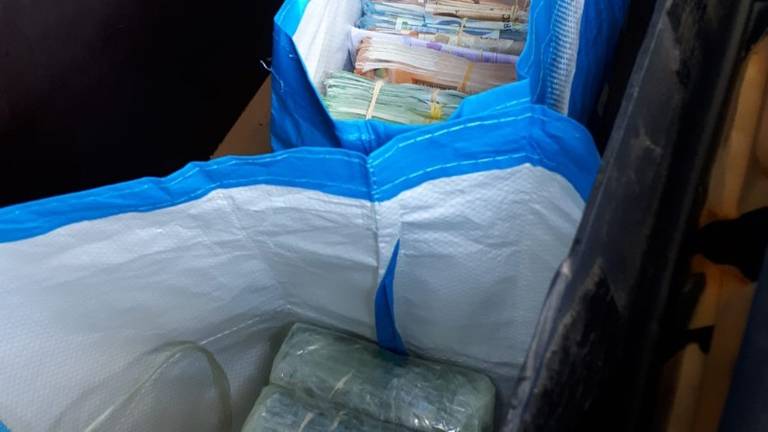 Het geld en de drugs zaten in boodschappentassen (foto: politie). 