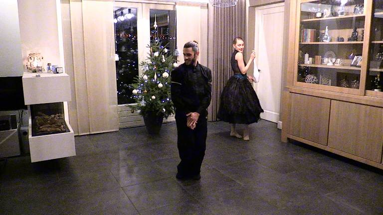 Twee dansers van het Scapino Ballet treden op in de woonkamer. (Foto: Omroep Brabant)