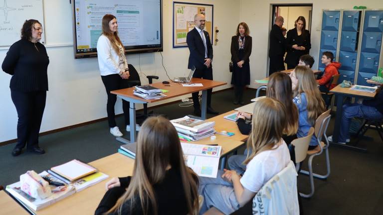 Hoog bezoek op school (foto: Curio/Claire van Raamsdonk).