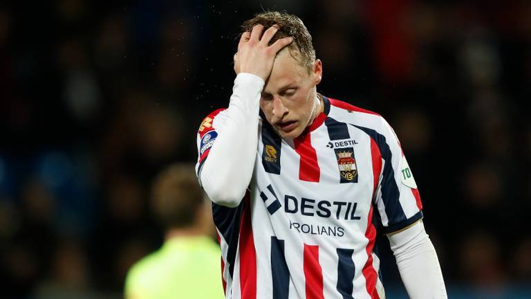 Frustratie en ongeloof bij Willem II-verdediger Emil Bergström (foto: ANP).