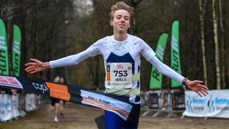 Niels Laros werd vorig jaar Nederlands kampioen op de cross in de leeftijdscategorie onder 18 jaar (foto: ANP).