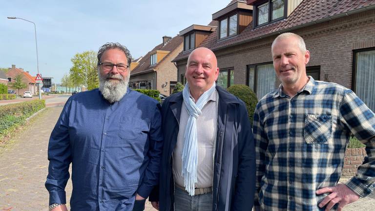 Huiseigenaren Geert Heeren (l), Kees van de Ven (r) en ASML-vastgoeddirecteur Teun Wartenbergh (foto: Wim Heesterbeek).