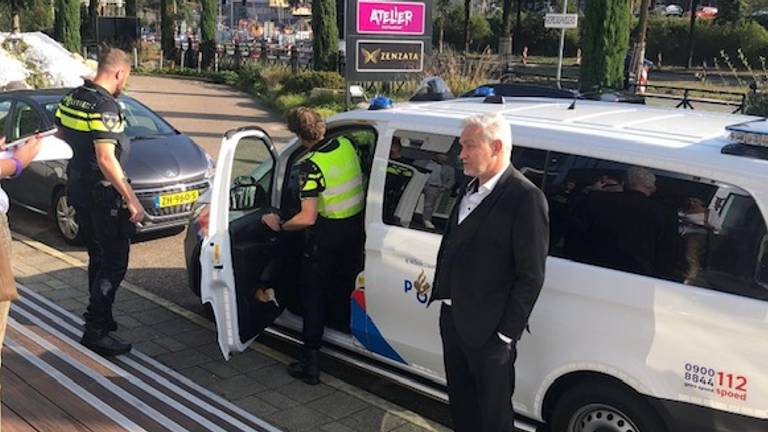 Gerard van Hooft nadat hij door de politie buiten werd gezet.