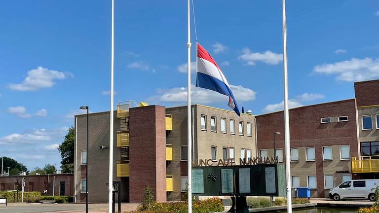 De vlag op de Engelbrecht van Nassaukazerne in Roosendaal hangt halfstok (foto: Erik Peeters).