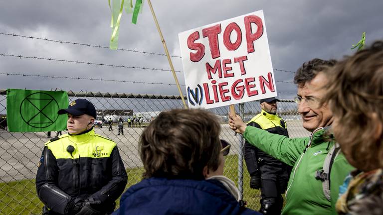 Een klimaatdemonstratie bij Eindhoven Airport afgelopen maart (foto: ANP). 