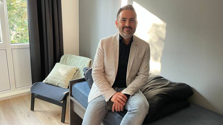 Wethouder Yusuf Çelik in het nieuwe arbeidsmigrantenhotel (foto: Omroep Brabant).