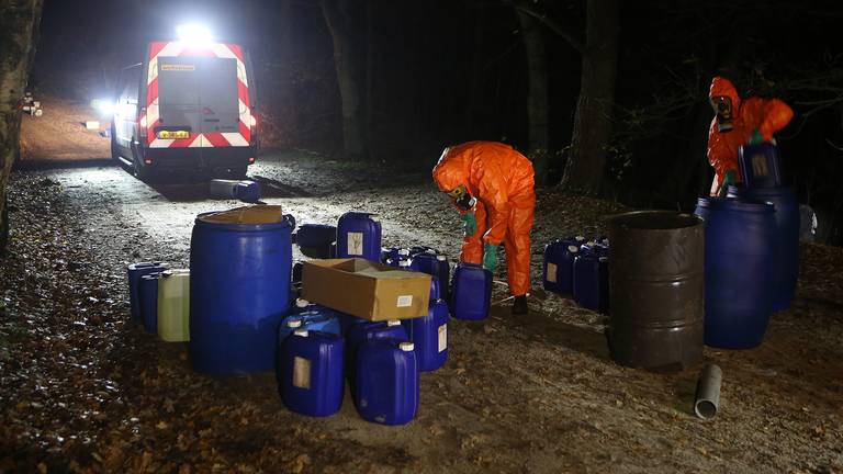 Een gespecialiseerd bedrijf werd opgeroepen om de vaten te verwijderen (foto: Remco de Ruijter).