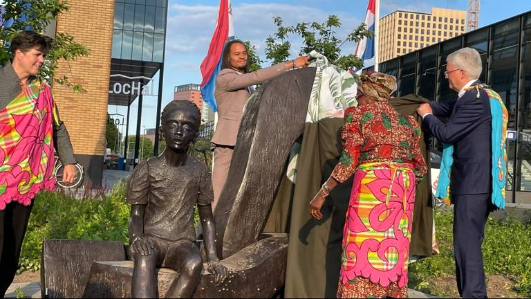 Maria Pinas en Guillaume Brooks onthullen het monument met burgemeester Weterings en CvdK Ina Adema.  Foto: Agnes van der Straaten.