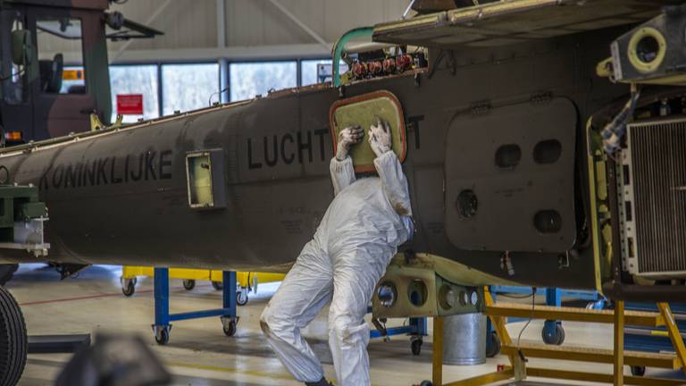 Onderhoud aan een Apache op vliegbasis Woensdrecht (foto: ANP).