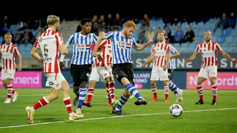 Jort van der Sande schiet FC Eindhoven op voorsprong (Foto: Orange Pictures). 