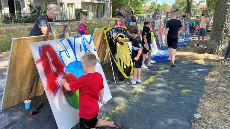 Kinderen uit de Schadewijk in Oss, waar vier huizen zijn beschoten, maken graffitikunstwerken om de wijk weer op te fleuren (foto: Megan Hanegraaf).