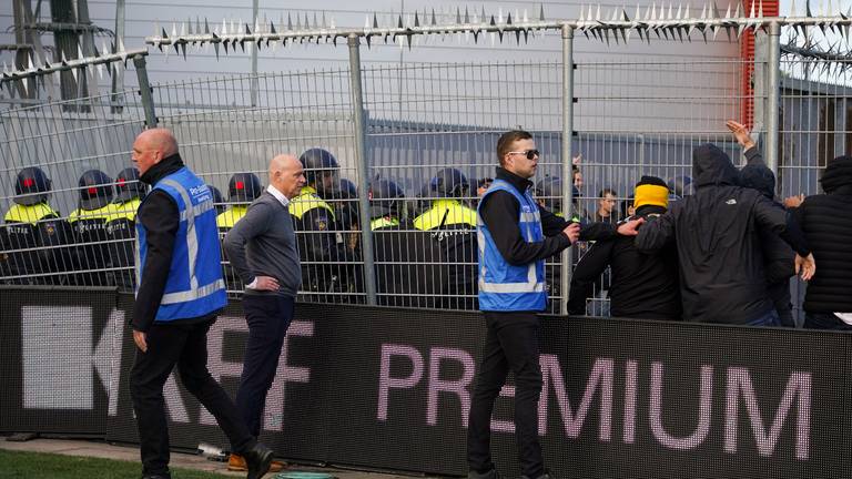 Stewards en agenten hadden de handen vol aan relschoppers (foto: OrangePictures).