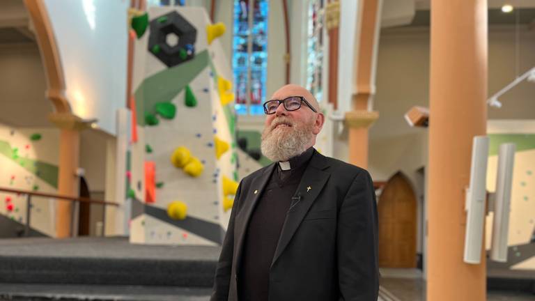 Pastoor Frank As bezoekt 'zijn' omgebouwde kerk (foto: Rogier van Son).