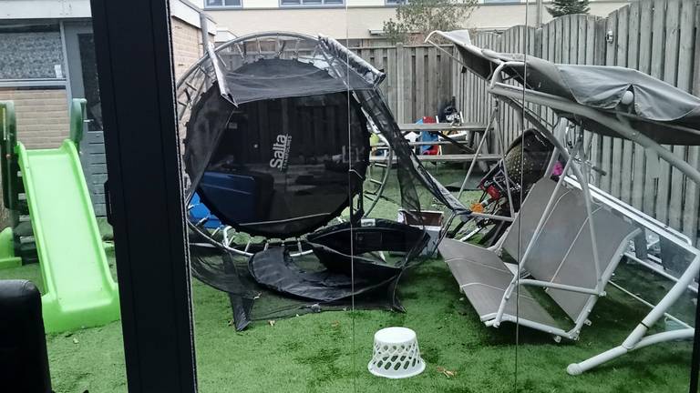 De tuinmeubels en trampoline in deze tuin in Helmond zijn omgeblazen door storm Eunice.