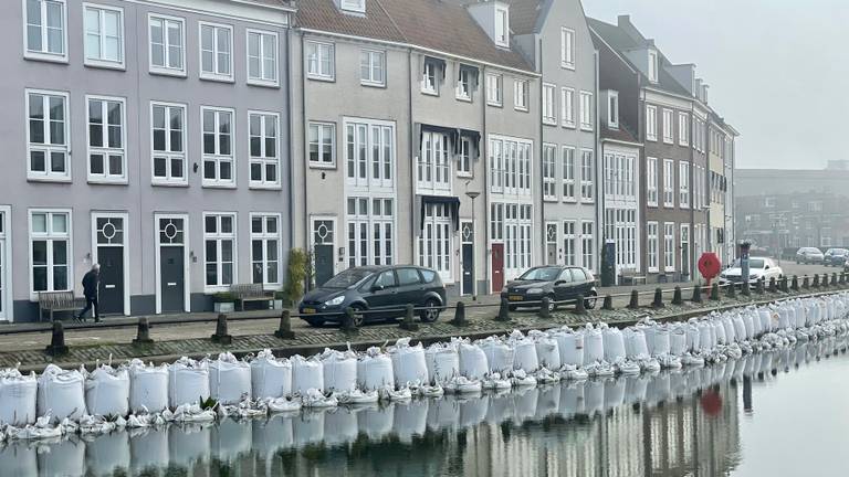 De zandzakken liggen ruim een jaar langs de kade in Bergen op Zoom (foto: Erik Peeters)